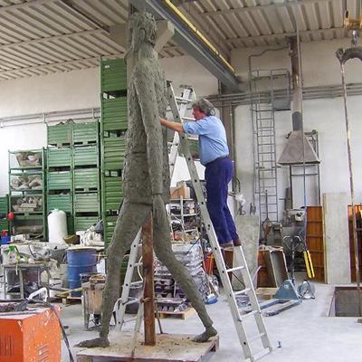 Lo scultore modella la creta presso i laboratori della fonderia artistica Salvadori Arte a Pistoia.