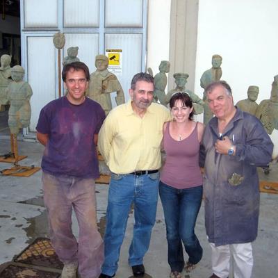 Grisha Bruskin durante una pausa alla lavorazione di pulitura delle sculture della collezione dell'archeologo.