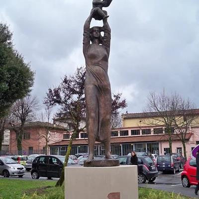 Monumento in bronzo del Professore e Maestro Jorio Vivarelli, collocato all'ospedale Sant'Jacopo di Pistoia. Opera realizzata dalla fonderia artistica Salvadori Arte di Pistoia.
