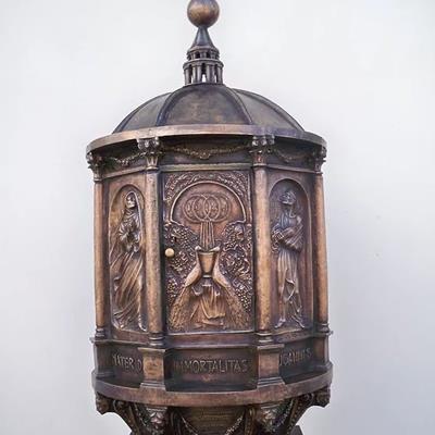 Fusione in bronzo tabernacolo per arredo liturgico. Opera fusa in bronzo a cera persa dalla fonderia artistica Salvadori Arte a Pistoia.
