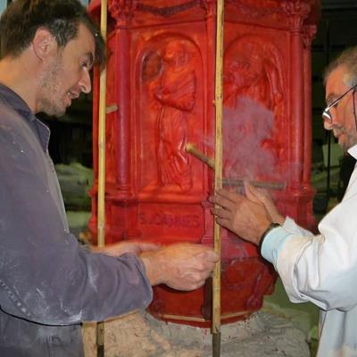 Lo scultore al lavoro sul tabernacolo per arredo liturgico per chiesa, con uno dei titolari della fonderia artistica Salvadori Arte a Pistoia.