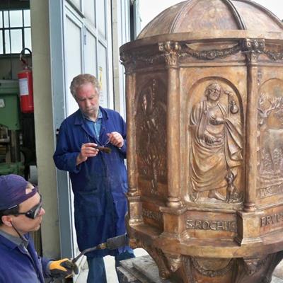 Lo scultore assiste alla fase di patinatura del tabernacolo in bronzo alla fonderia artistica Salvadori Arte a Pistoia.