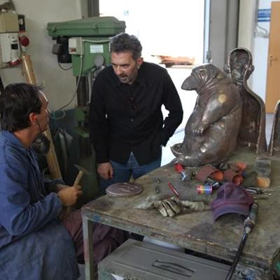 Grisha Bruskin e Giacomo Salvadori durante la lavorazione di finintura e cesellatura in fonderia su alcune sculture in bronzo.