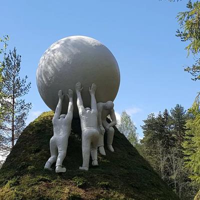 "The Ball" installazione in resina verniciata a Jevnacker presso Kistefos Foundation in Norvegia