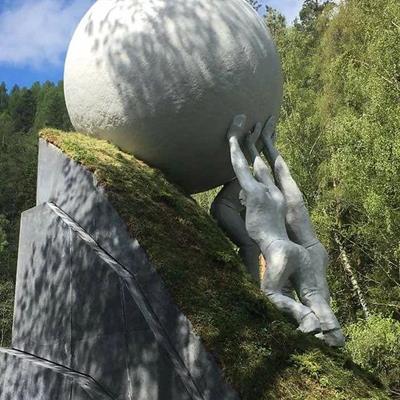 "The Ball" installazione in resina verniciata a Jevnacker presso Kistefos Foundation in Norvegia
