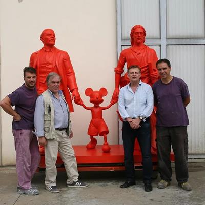 Lo scultore Alexander Kosolapov ed i titolari della fonderia artistica Salvadori Arte con la scultura in resina verniciata "Leader, Hero & God" h. cm. 225.