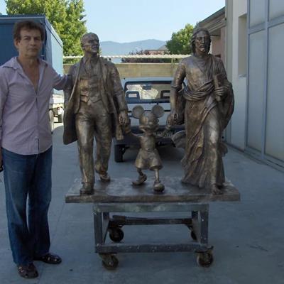 Lo scultore durante la lavorazione di una sua scultura in bronzo, fusa a cersa, dalla Salvadori Arte in Pistoia.