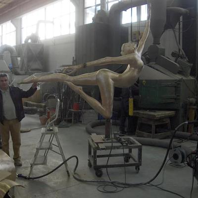 Lo scultore durante la visita in fonderia per visionare il processo di finitura della scultura in bronzo.