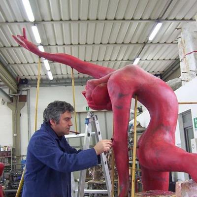 Lo scultore durante la lavorazione del ritoocco della cera presso la fonderia artistica Salvadori Arte in Pistoia