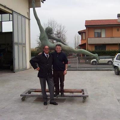 The sculptor with his collector during their visit at Salvadori Arte artistic foundry.