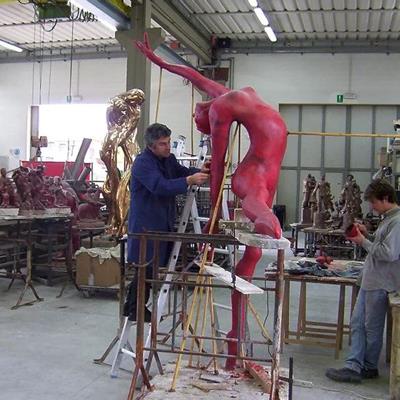 Lo scultore durante la fase di ritocco della cera della scultura Ballerina h. cm. 250 presso la Salvadori Arte.
