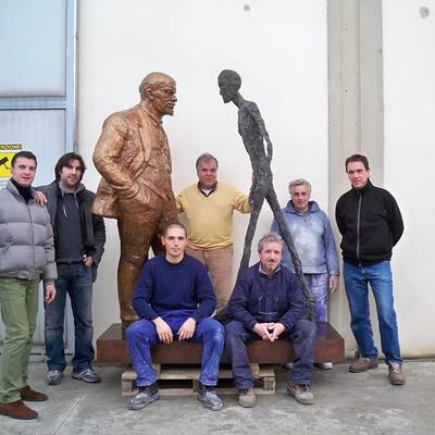 Le maestranze della fonderia artistica Salvadori Arte con la fusione in bronzo "Lenin & Giacometti" h. cm. 225