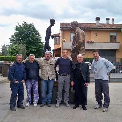 Lo scultore in posa con le maestranze della fonderia artistica di Pistoia, con una sua scultura in bronzo.