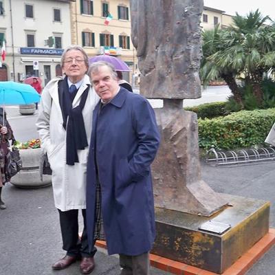 Il titolare insiame allo scultore durante la cerimonia d'inaugurazione del monumento celebrativo dei 150 anni dell'unità d'Italia. Opera collocata a Monusmmano Terme in provincia di Pistoia.