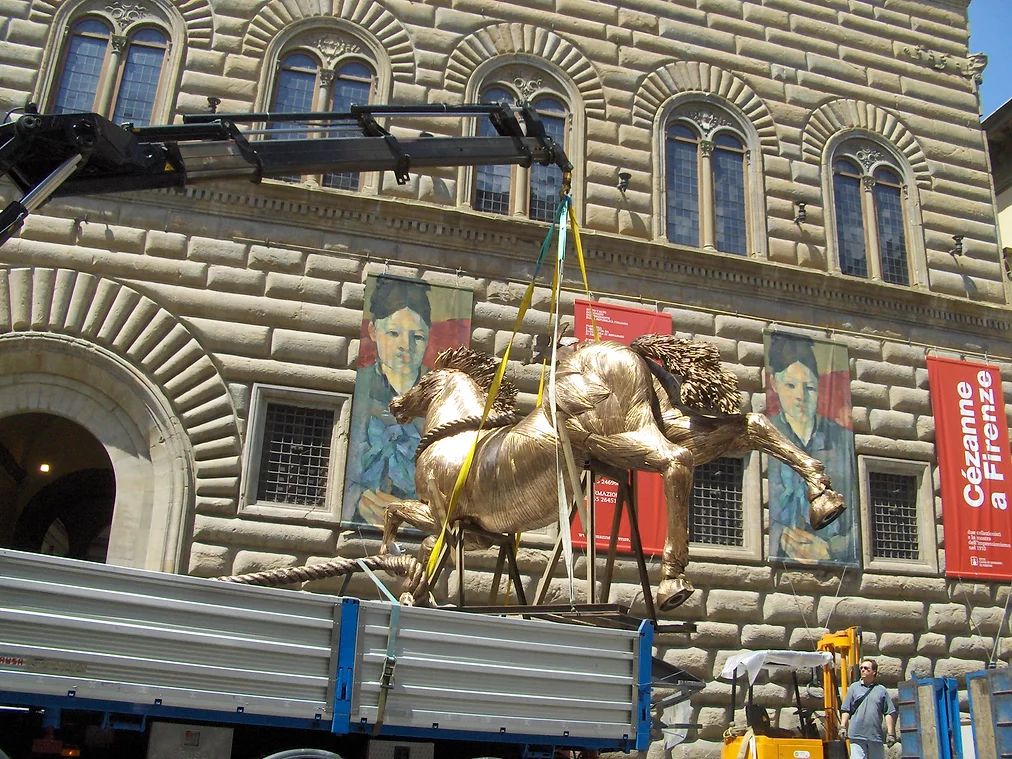 Mario Ceroli - Cavallo h. cm. 400 installato in Piazza Strozzi a Firenze
