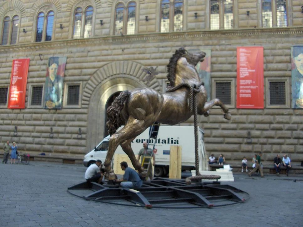 Mario Ceroli - Cavallo h. cm. 400 installato in Piazza Strozzi a Firenze