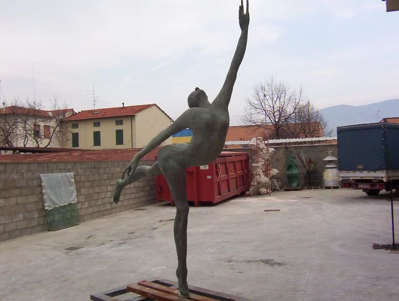 Manzi Antonio - Ballerina h. cm. 250, installata a Campi Bisenzio (FI)